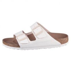 Klapki damskie Birkenstock Arizona. Białe klapki damskie Birkenstock, bez wzorów, z materiału, bez obcasa, bez zapięcia. W wyprzedaży za 420.05 zł.