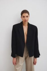 Marynarka o prostym kroju w kolorze TOTALLY BLACK - RICHMOND -M/L. Czarne marynarki i żakiety damskie Marsala, bez wzorów, z bawełny, eleganckie, bez kołnierzyka, bez ramiączek. Za 599.90 zł.