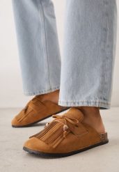 Jasnobrązowe Płaskie Klapki Mule Zdobione Frędzlami i Kokardką z Koralikami Petlame. Brązowe klapki damskie Born2be, na lato, z aplikacjami, z jeansu, boho, bez obcasa, na płaskiej podeszwie, bez zapięcia. Za 79.99 zł.