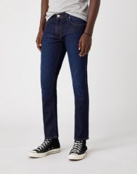 SPODNIE MĘSKIE WRANGLER TEXAS SLIM LUCKY STAR W12SAO990 112126502. Niebieskie spodnie materiałowe męskie Wrangler, bez wzorów, z bawełny. Za 209.99 zł.