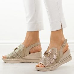 Złote skórzane sandały damskie na koturnie M.Daszyński 25144-4. Żółte sandały damskie M.Daszyński, z aplikacjami, ze skóry, bez obcasa, na koturnie, bez zapięcia. Za 219.00 zł.