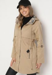 Ciemnobeżowa Kurtka Parka z Podpinanymi Rękawami i Kapturem ze Wstawkami w Kratę Kaithna. Brązowe kurtki damskie Born2be, l, bez wzorów, z materiału. Za 349.99 zł.