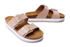 DR. BRINKMANN 700562-08 beige, klapki damskie. Brązowe klapki damskie Dr. Brinkmann, na lato, bez wzorów, bez obcasa, bez zapięcia. Za 264.90 zł.