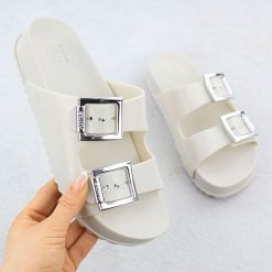 Klapki damskie z klamrami plażowe basenowe kremowe Zaxy RR285056. Białe klapki damskie Zaxy, bez wzorów, z gumy, bez obcasa, bez zapięcia. Za 135.00 zł.