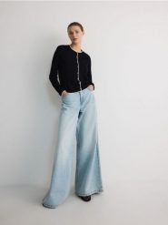 Kardigan z kontrastową lamówką - czarny. Czarne kardigany damskie Reserved, l, bez wzorów, z dzianiny, bez kołnierzyka. W wyprzedaży za 69.99 zł.