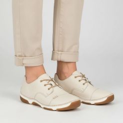 Półbuty damskie Rieker, niska klasyczna forma z wiązaniem elastyczna podeszwa zapewniająca komfort chodzenia, białe, 55920-80. Białe półbuty damskie Rieker, bez wzorów, klasyczne, bez obcasa, na płaskiej podeszwie, bez zapięcia. Za 319.00 zł.