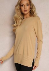 Beżowy Sweter z Dolnymi Rozcięciami i Ozdobnymi Guzikami Leomana. Brązowe swetry nierozpinane damskie Renee, l, z aplikacjami, z dzianiny, casualowe, bez kołnierzyka, bez ramiączek. Za 79.99 zł.