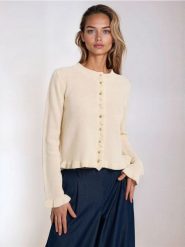 Sweter z ozdobnymi guzikami - kremowy. Białe swetry nierozpinane damskie Sinsay, l, bez wzorów, bez kołnierzyka, bez ramiączek. Za 59.99 zł.