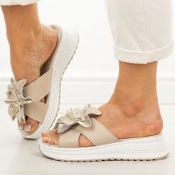 Beżowe skórzane klapki damskie Cambell 40355. Brązowe klapki damskie Cambell, na lato, z aplikacjami, z jeansu, eleganckie, bez obcasa, na koturnie, bez zapięcia. Za 199.00 zł.