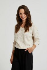 Sweter z dekoltem w serek o prostym fasonie beżowy. Brązowe swetry nierozpinane damskie MOODO, l, bez wzorów, z bawełny, bez kołnierzyka, bez ramiączek. W wyprzedaży za 74.99 zł.