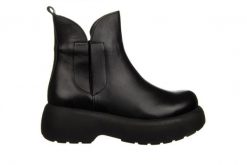Botki Bayla-161 084 602 011 Black 161590, Czarny, Skóra naturalna - 36. Czarne botki damskie Bayla, na zimę, bez wzorów, z gumy, eleganckie, z okrągłym noskiem, bez obcasa, na platformie, bez zapięcia. W wyprzedaży za 249.00 zł.