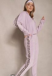 Jasnofioletowy Komplet Dresowy z Weluru Spodnie i Bluza z Panterkowym Zdobieniem Ellimarelle. Fioletowe bluzy damskie Renee, m, z aplikacjami, z dresówki, eleganckie, bez ramiączek, z kapturem. Za 69.99 zł.