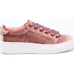 Steve Madden - Tenisówki. Czerwone trampki i tenisówki damskie Steve Madden, bez wzorów, z materiału, bez zapięcia. W wyprzedaży za 159.90 zł.