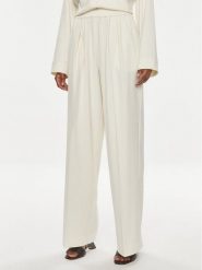 Samsøe Samsøe Spodnie materiałowe Julia F23100048 Écru Relaxed Fit. Spodnie materiałowe damskie Samsøe & Samsøe, bez wzorów, z materiału. Za 649.99 zł.