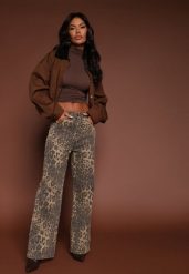 Panterkowe Jeansy High Waist o Szerokim Kroju Quelire. Białe jeansy damskie Renee, bez wzorów, z bawełny, z podwyższonym stanem. Za 119.99 zł.