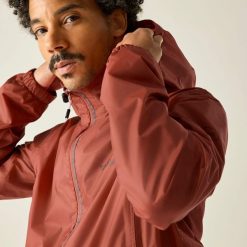 Kurtka turystyczna męska Lyle IV przeciwdeszczowa. Brązowe kurtki męskie Regatta, m, bez wzorów, sportowe, bez kaptura. Za 264.40 zł.