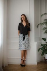 Plisowana Midi Spódnica - Wzór 113. Białe bluzki damskie Figl, m, bez wzorów, z elastanu, midi, rozkloszowane. Za 189.00 zł.
