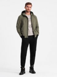 Lekka kurtka męska z kapturem i siateczkową podszewką – oliwkowa V2 OM-JANP-0149 - XXL. Zielone kurtki męskie Ombre Clothing, l, z aplikacjami, z materiału, z kapturem. W wyprzedaży za 169.99 zł.