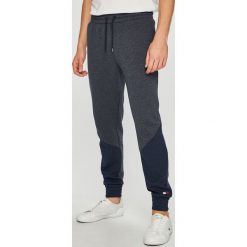 Tommy Hilfiger - Spodnie. Szare spodnie materiałowe męskie Tommy Hilfiger, bez wzorów, z bawełny. W wyprzedaży za 229.90 zł.