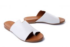 PIAZZA 900000-81 offwhite, klapki damskie. Brązowe klapki damskie Piazza, na lato, bez wzorów, ze skóry, bez obcasa, na obcasie, bez zapięcia. Za 199.43 zł.