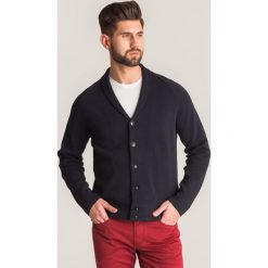 Granatowy kardigan Emporio Armani z kołnierzykiem. Niebieskie swetry męskie Emporio Armani, m, z aplikacjami, z bawełny, bez kołnierzyka, bez ramiączek. Za 615.60 zł.