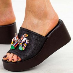 Czarne klapki damskie na koturnie M.Daszyński 24130-1. Czarne klapki damskie M.Daszyński, na lato, z aplikacjami, z jeansu, eleganckie, bez obcasa, na koturnie, bez zapięcia. Za 169.00 zł.
