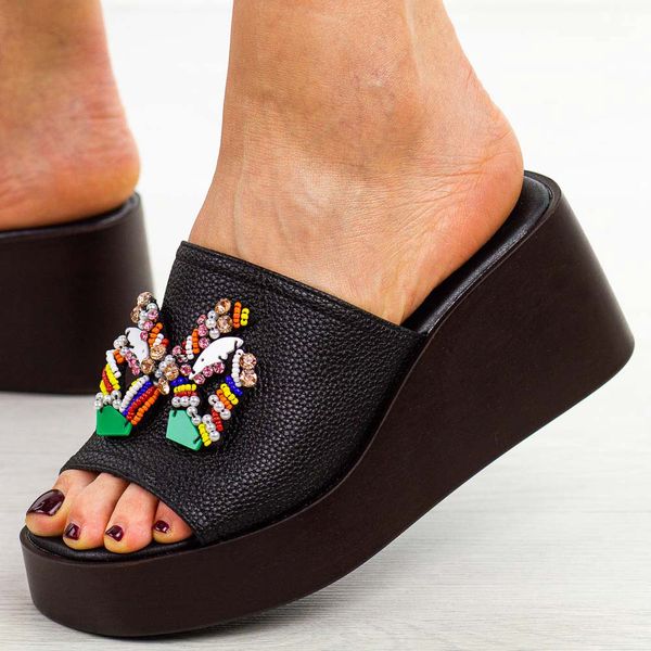 Czarne klapki damskie na koturnie M.Daszyński 24130-1. Czarne klapki damskie M.Daszyński, na lato, z aplikacjami, z jeansu, eleganckie, bez obcasa, na koturnie, bez zapięcia. Za 169.00 zł.