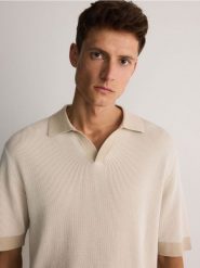 Sweter polo z otwartym kołnierzem - beżowy. Brązowe swetry męskie Reserved, l, bez wzorów, z bawełny, bez kołnierzyka, bez ramiączek. W wyprzedaży za 89.99 zł.