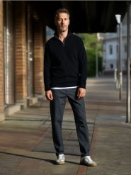 Sweter ze stójką - czarny. Czarne swetry męskie Sinsay, l, bez wzorów, z materiału, bez kołnierzyka, bez ramiączek. W wyprzedaży za 39.99 zł.