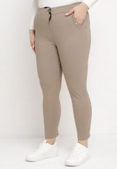Ciemnobeżowe Spodnie z Nogawkami 7/8 i Kieszeniami Gavotta. Brązowe spodnie materiałowe damskie Born2be, bez wzorów, z jeansu, eleganckie, plus size. Za 69.99 zł.