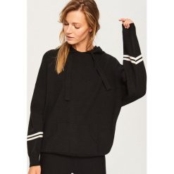 Sweter z kapturem - Czarny. Czarne swetry nierozpinane damskie Reserved, l, bez wzorów, bez kołnierzyka, bez ramiączek. Za 119.99 zł.