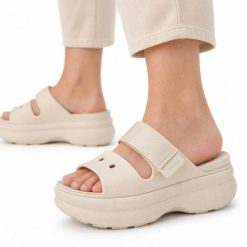 Sandały klapki damskie platformy Crocs SOHO TWO STRAP SANDAL. Brązowe klapki damskie Crocs, na lato, bez wzorów, z jeansu, eleganckie, bez obcasa, na platformie, bez zapięcia. Za 239.00 zł.