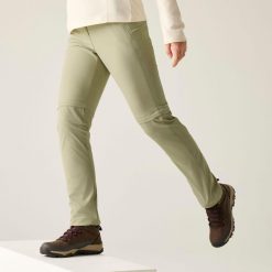 Damskie spodnie podróżne lekkie zip off packaway. Białe spodnie sportowe damskie Regatta, bez wzorów, z tkaniny, sportowe, trekkingowe. Za 249.99 zł.