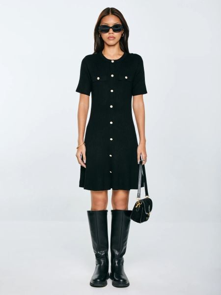 Sukienka damska mini z wiskozy z ozdobnymi guzikami czarna Dilara 906. Czarne sukienki damskie BIG STAR, do pracy, l, bez wzorów, z dzianiny, biznesowe, bez kołnierzyka, bez ramiączek, mini, dopasowane. W wyprzedaży za 159.99 zł.