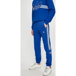 Adidas Originals - Spodnie. Niebieskie spodnie materiałowe męskie adidas Originals, bez wzorów, z bawełny. Za 269.90 zł.