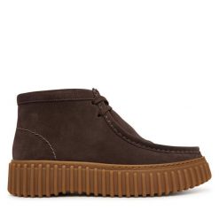 Trzewiki Clarks. Brązowe botki damskie Clarks, bez wzorów, bez obcasa, na płaskiej podeszwie, bez zapięcia. Za 569.99 zł.