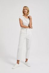 Jeansy mom fit białe. Białe jeansy damskie MOODO, bez wzorów, z jeansu. W wyprzedaży za 64.99 zł.