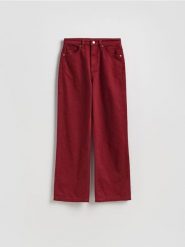 Jeansy straight fit - czerwony. Czerwone jeansy damskie Reserved, bez wzorów, z denimu. Za 139.99 zł.