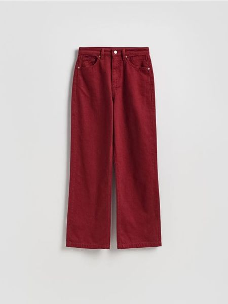 Jeansy straight fit - czerwony. Czerwone jeansy damskie Reserved, bez wzorów, z denimu. W wyprzedaży za 55.99 zł.