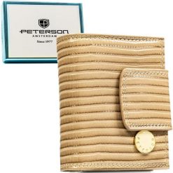 Beżowy portfel damski zamykany na bigiel i zatrzask, pokryty wzorem w plecionkę Peterson PTN PS329-CRV. Brązowe portfele damskie Peterson, ze skóry. Za 109.99 zł.