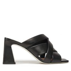 Klapki Pollini. Czarne klapki damskie Pollini, bez wzorów, bez obcasa, bez zapięcia. Za 1,299.00 zł.