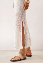 Ciemnobeżowe Klapki VICES z Paskiem na Duży Palec i Ozdobą z Metalicznym Akcentem Creppela. Brązowe klapki damskie Born2be, z aplikacjami, z jeansu, biznesowe, bez obcasa, na płaskiej podeszwie, bez zapięcia. Za 69.99 zł.