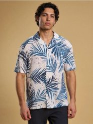 Wiskozowa koszula z letnim motywem - niebieski. Niebieskie koszule męskie Sinsay, na lato, l, bez wzorów, z wiskozy, bez kołnierzyka, bez ramiączek. Za 39.99 zł.