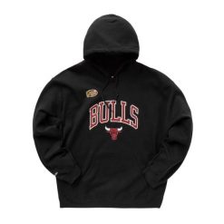 Bluza z kapturem łukowym Chicago Bulls 2021/22. Czarne bluzy męskie Mitchell & Ness, bez wzorów, eleganckie, bez ramiączek, z kapturem. Za 377.50 zł.