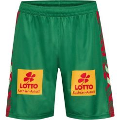 Krótki domowy strój FC Magdeburg 2025/26. Zielone szorty damskie Hummel, bez wzorów, sportowe. Za 225.00 zł.