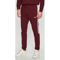 Adidas Originals - Spodnie. Brązowe spodnie materiałowe męskie adidas Originals, bez wzorów, z bawełny. W wyprzedaży za 219.90 zł.