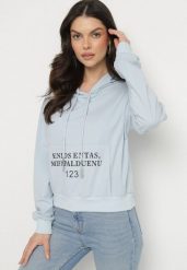 Jasnoniebieska Casualowa Bluza z Kapturem i Kieszonką Zelotia. Niebieskie bluzy damskie Born2be, l, bez wzorów, z jeansu, casualowe, bez ramiączek, z kapturem. Za 59.99 zł.