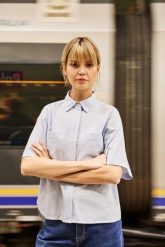 Bawełniana koszula w paski błękitna. Niebieskie koszule damskie MOODO, l, bez wzorów, z bawełny, bez kołnierzyka, bez ramiączek. W wyprzedaży za 69.99 zł.