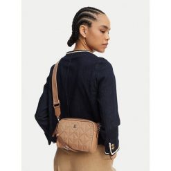 Torebka Calvin Klein. Brązowe listonoszki damskie Calvin Klein, bez wzorów, bez dodatków. Za 409.99 zł.