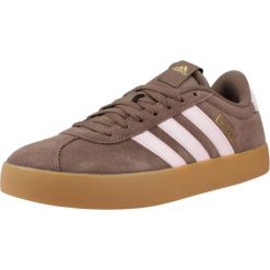 Buty ADIDAS VL COURT 3.0 Brązowy. Brązowe obuwie trekkingowe damskie Adidas, ze skóry, bez zapięcia. Za 395.50 zł.